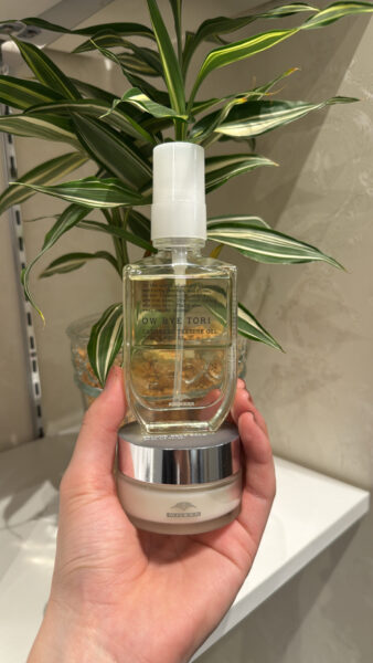 ベタつかないのにしっかりまとまる、自然な束間とツヤ感をつくる【オーバイトーリ】